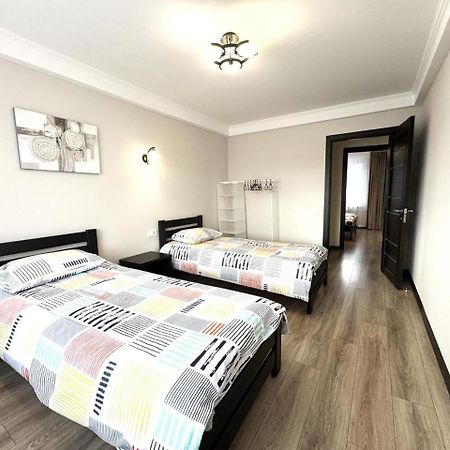 Artal Apartment On Obolonskyi Avenue 16A, 2 Bedroom Kiev Exteriör bild